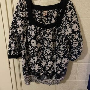 Faded Glory Black and White Floral Blouse